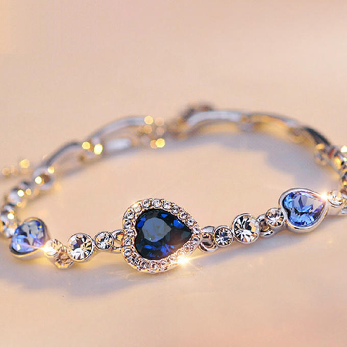 举手投足间的气质无人可及,举手投足呈现一个人的气质与涵养