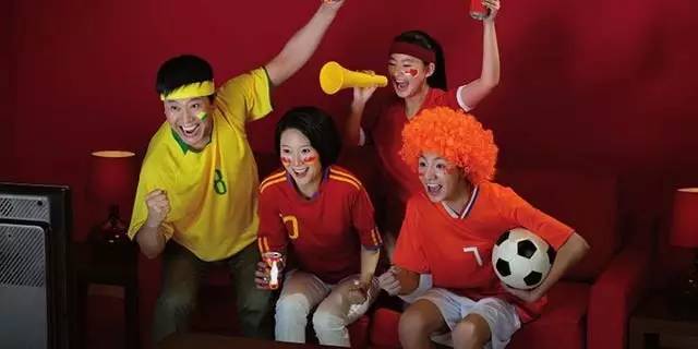 足球看球方式,足球来了一直闭眼该怎么练