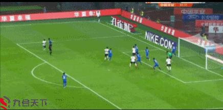 雨夜不怕！网红打伞姆比亚这俩头球太幸福