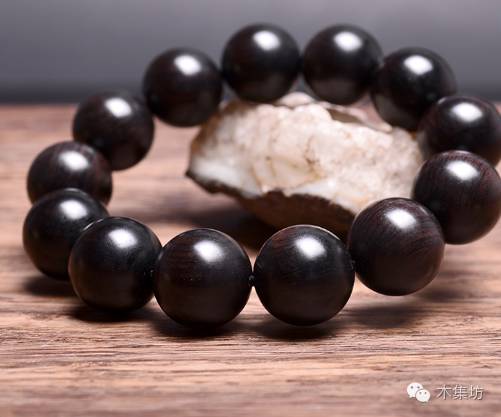 四川顶级乌木手串,稀有木材世人珍爱的乌木手串