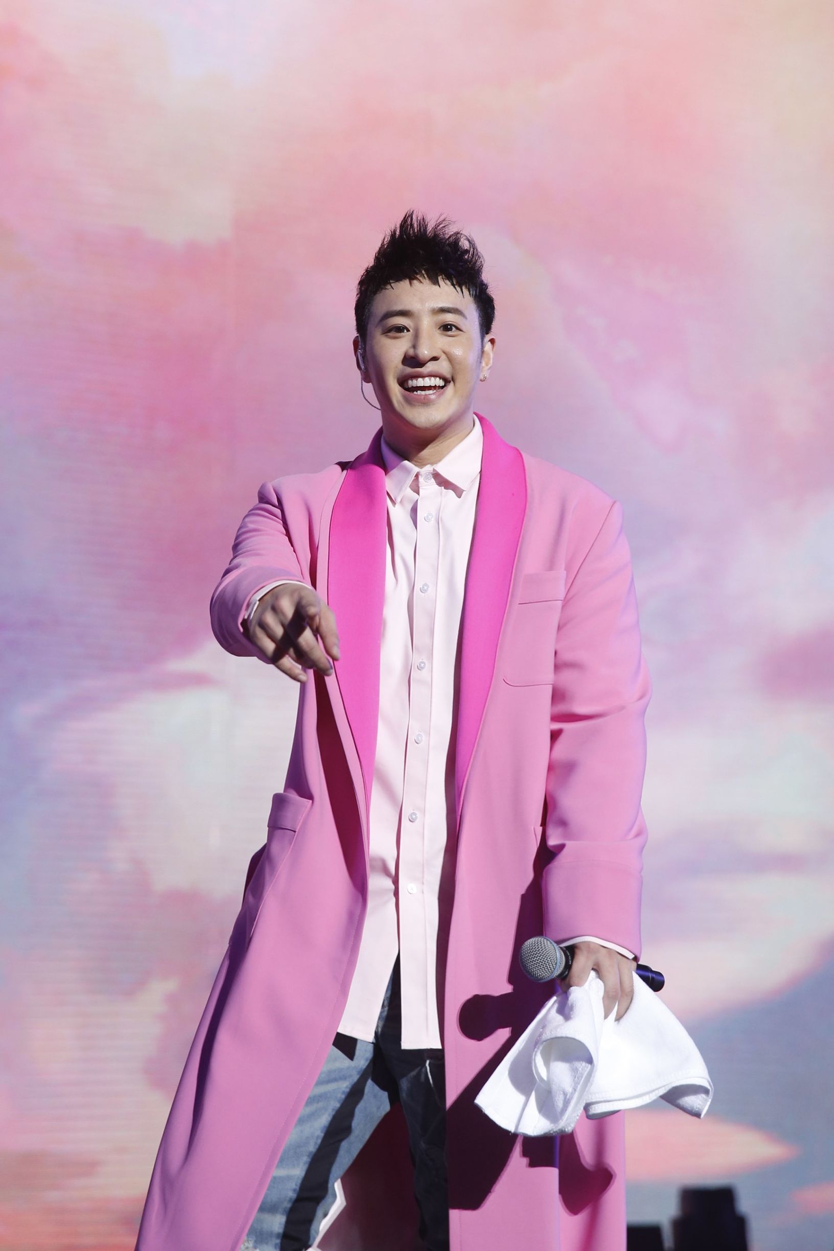 潘玮柏金榜演唱会,潘玮柏携新歌空降点唱厅