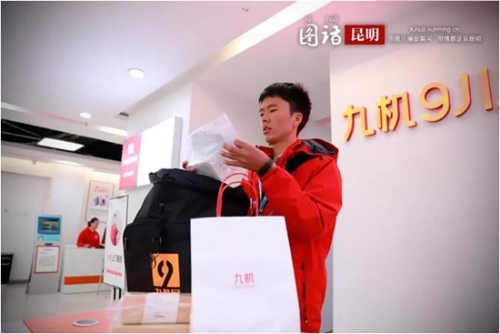 平凡岗位上的最美劳动者90后手机医生和快送员