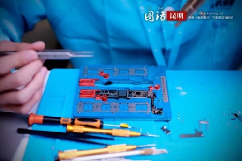 平凡岗位上的最美劳动者90后手机医生和快送员