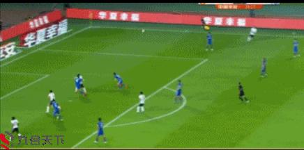 雨夜不怕！网红打伞姆比亚这俩头球太幸福