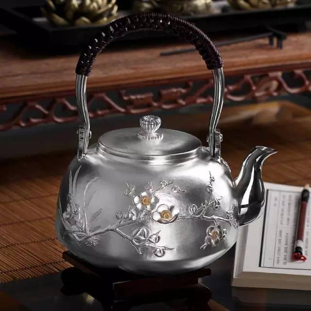银壶和铁壶烧水泡茶区别,用银壶煮水好还是用银壶泡茶好