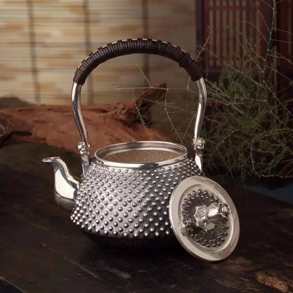 银壶和铁壶烧水泡茶区别,用银壶煮水好还是用银壶泡茶好