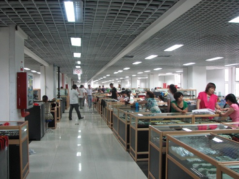 新疆和田玉器华凌批发市场,和田大型玉石店