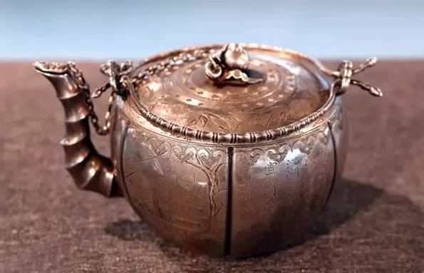 银壶和铁壶烧水泡茶区别,用银壶煮水好还是用银壶泡茶好