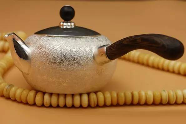 银壶和铁壶烧水泡茶区别,用银壶煮水好还是用银壶泡茶好