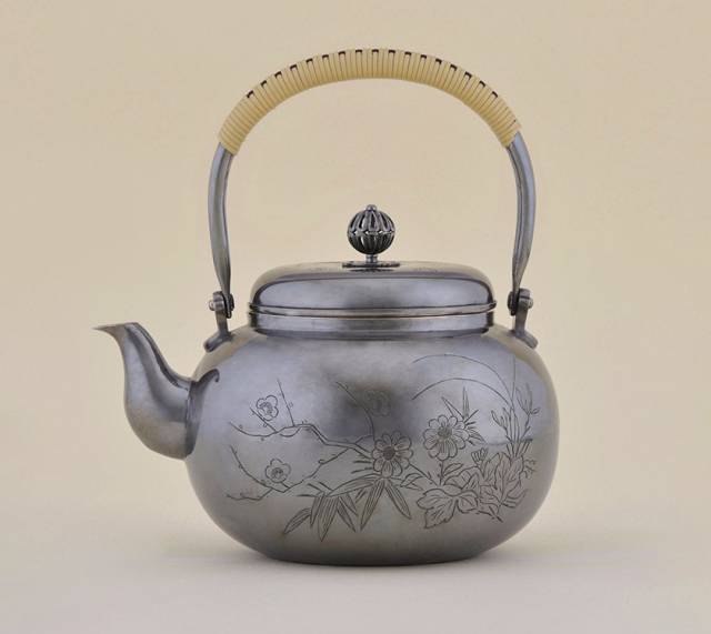 银壶和铁壶烧水泡茶区别,用银壶煮水好还是用银壶泡茶好