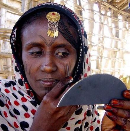 最奇葩的美容秘方,世界各地的7个最古怪的美容标准