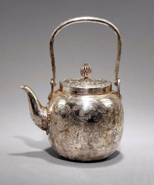 银壶和铁壶烧水泡茶区别,用银壶煮水好还是用银壶泡茶好