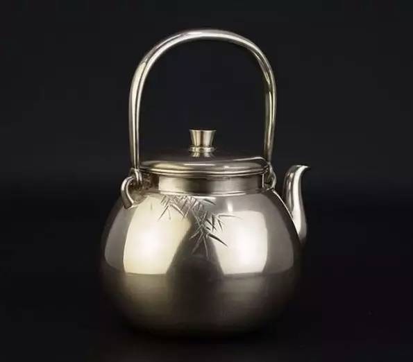 银壶和铁壶烧水泡茶区别,用银壶煮水好还是用银壶泡茶好