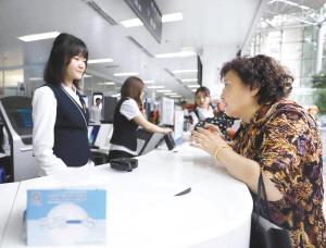 成都办出入境证件“只跑一次”缴费可使用支付宝微信紧急*证办**扩围最快5个工作日搞定