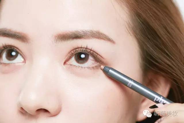 裸色系眼影棒,一盘眼影可以搞定全脸妆容推荐