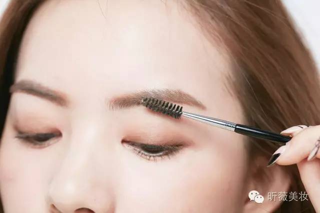 裸色系眼影棒,一盘眼影可以搞定全脸妆容推荐