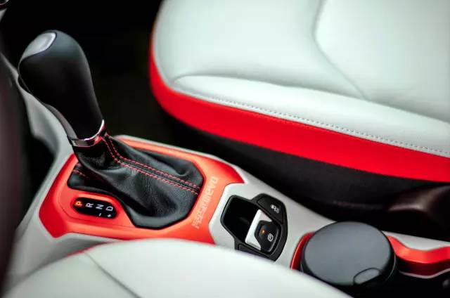 jeep自由侠试驾第一视角,毒辣车评jeep自由侠