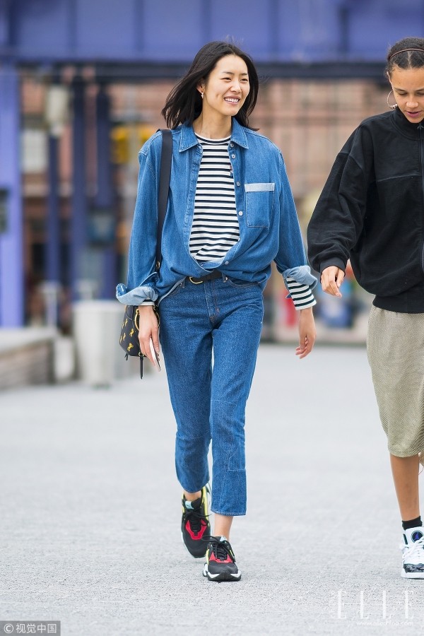衬衫牛仔裤搭配高跟鞋,钟楚曦和张雪迎谁漂亮
