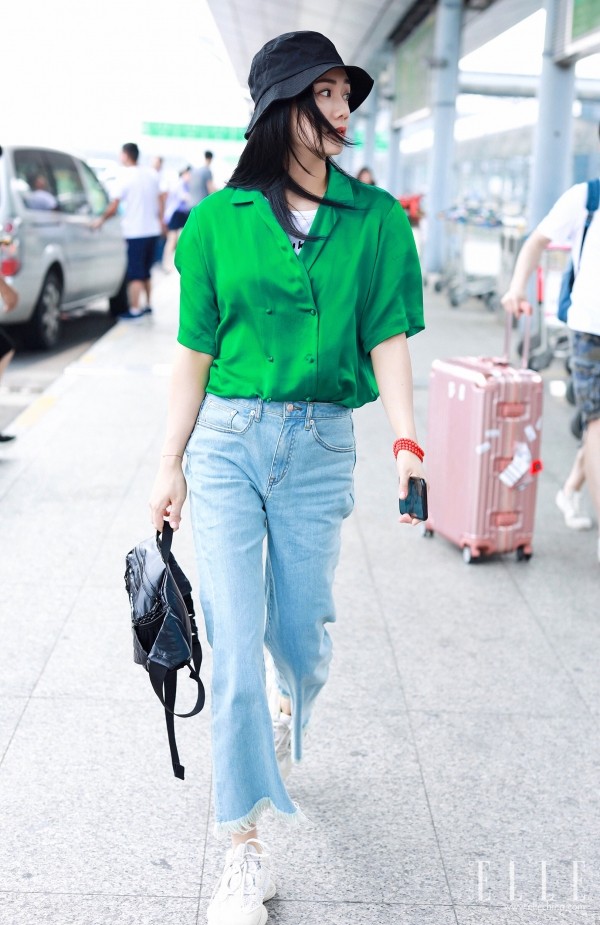 衬衫牛仔裤搭配高跟鞋,钟楚曦和张雪迎谁漂亮