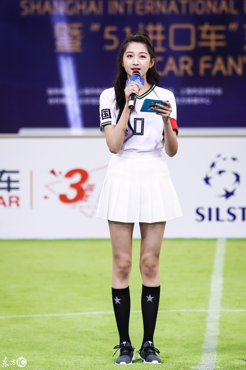 关晓彤足球宝贝助力世界杯,关晓彤踢足球照