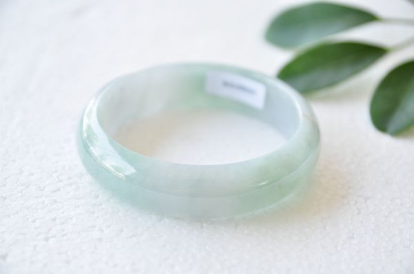 戴玉镯是人养玉还是玉养人,玛瑙手镯玉的手镯哪个养人