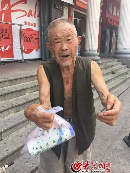 烟台“樱桃大爷”回来了，这次来卖杏，不到一天就卖完！