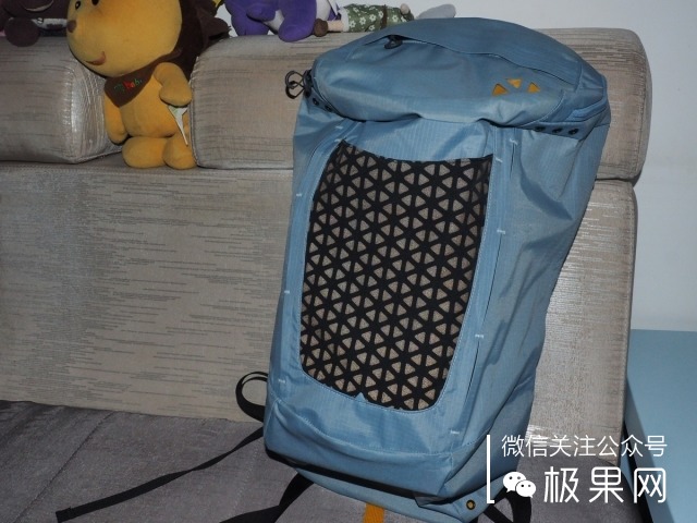 踏海淋雨还怕东西沾水？把东西装这个包全搞定