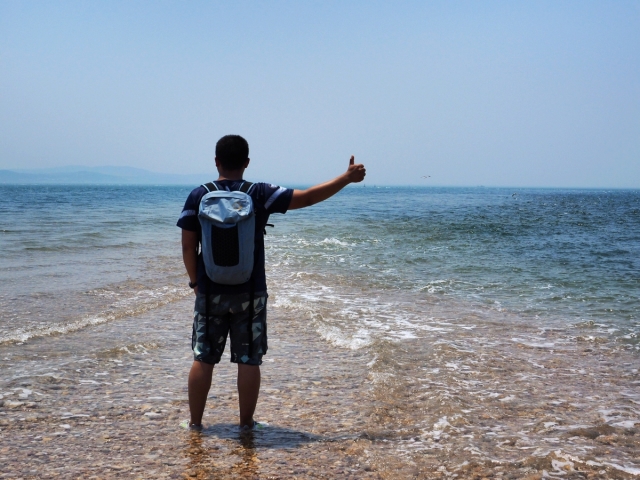 踏海淋雨还怕东西沾水？把东西装这个包全搞定