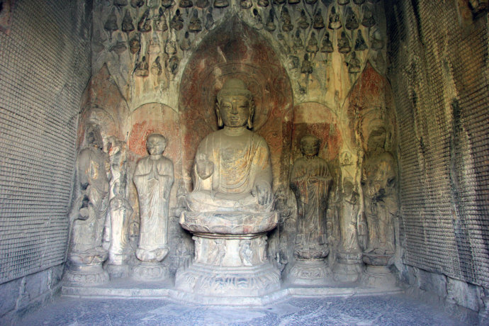 典型的净土宗“西方三圣”造像石窟。