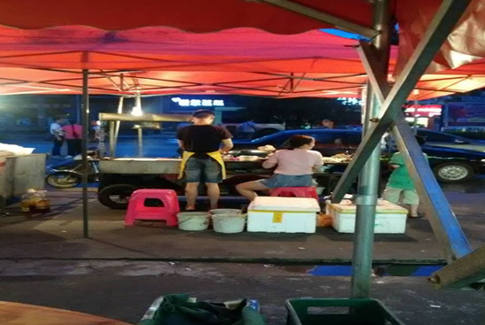 小伙摆摊卖烧烤一个月5万,卖烧烤一年赚10万