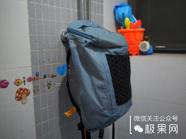 踏海淋雨还怕东西沾水？把东西装这个包全搞定