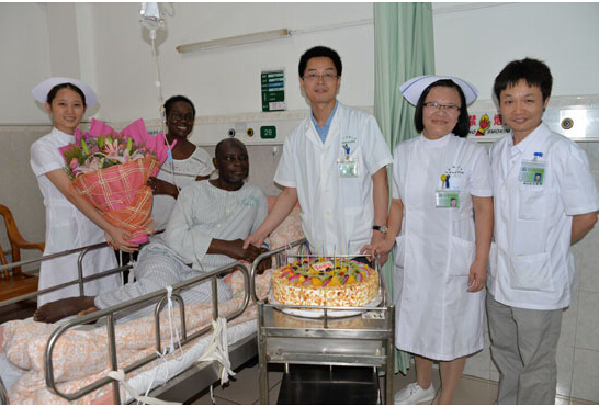 乌干达脑瘤患者被误诊为眼病中山二院高水平手术还其健康