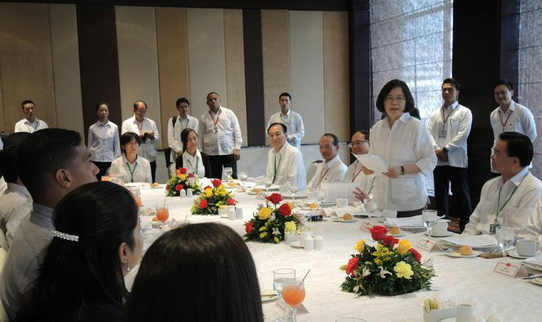 “重要位置”观礼靠P图？蔡英文“外交首秀”尴尬不止一点点