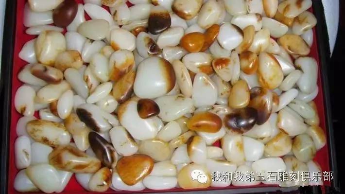 鸡油黄籽料与山料的区别,和田玉山料跟籽料哪个好