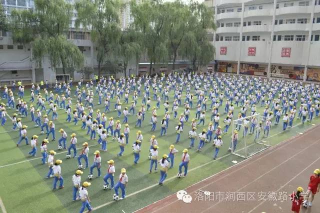 话涧西安徽路小学：阳光少年挥洒豪情驰骋球场秀出风采