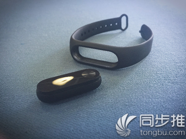 小米手环2充电震动怎么回事,小米手环2怎么连接苹果手机