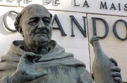 香槟酒的瓶塞是怎么装进去的,为什么香槟的酒塞是蘑菇形状