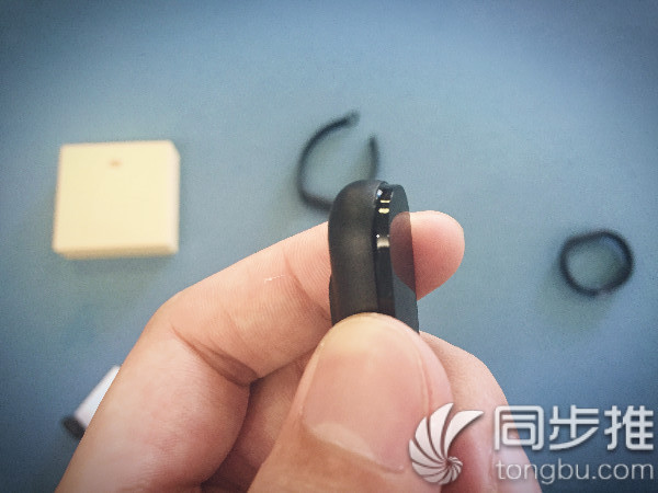 小米手环2充电震动怎么回事,小米手环2怎么连接苹果手机