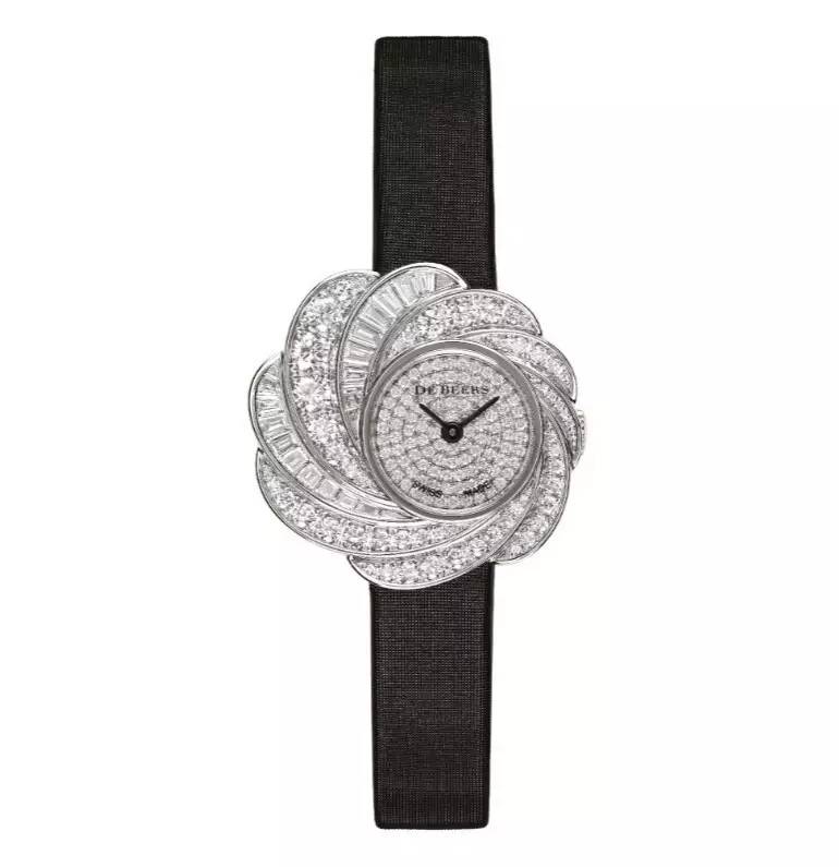 夏天当然少不了一件吊带裙,夏天需要一条温柔的吊带裙