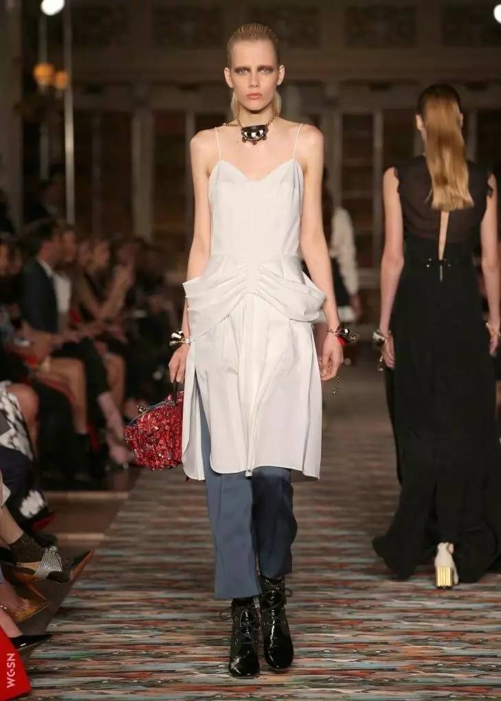 夏天当然少不了一件吊带裙,夏天需要一条温柔的吊带裙