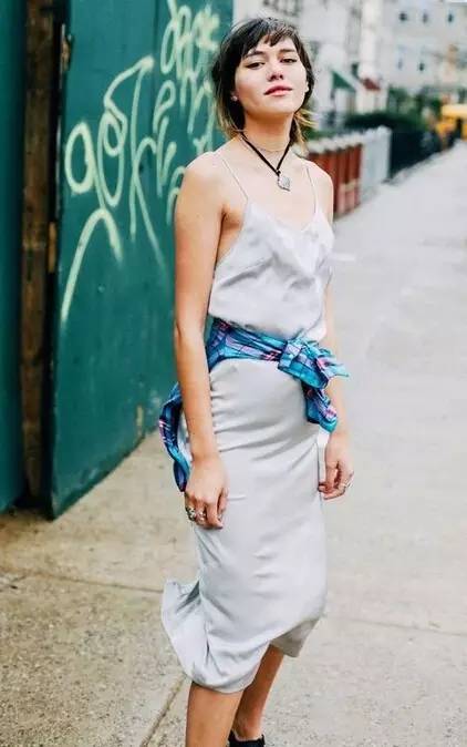 夏天当然少不了一件吊带裙,夏天需要一条温柔的吊带裙