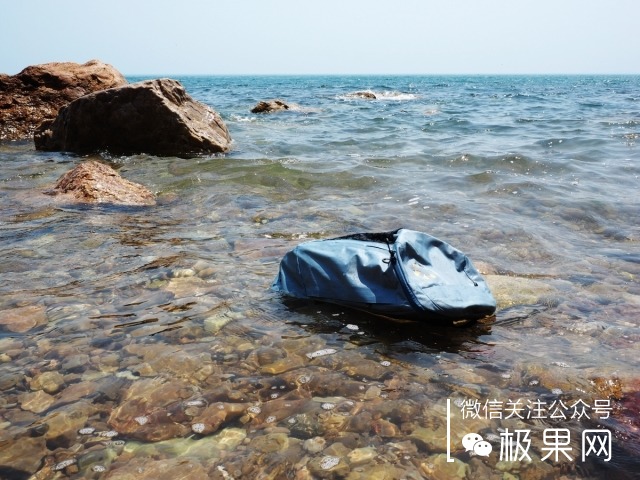 踏海淋雨还怕东西沾水？把东西装这个包全搞定