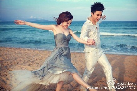 李小璐与贾乃亮结婚四年，鱼尾婚纱仍美丽如精灵