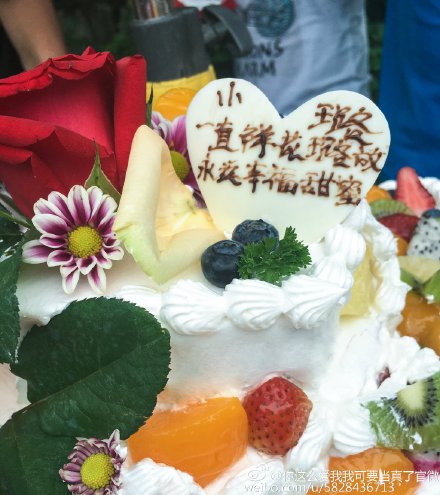 李小璐与贾乃亮结婚四年，鱼尾婚纱仍美丽如精灵