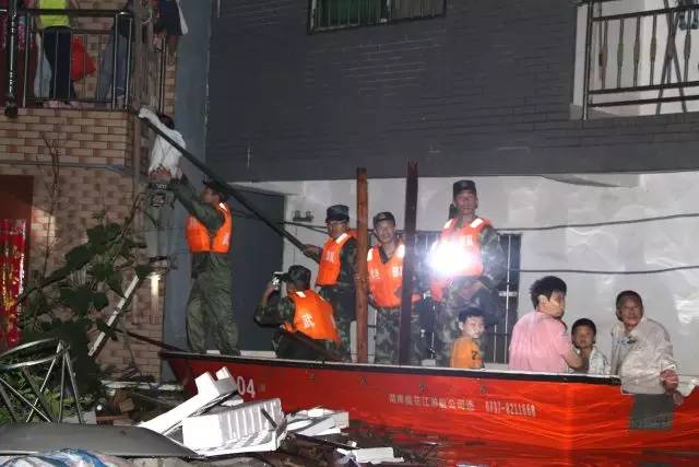 抗洪救灾的部队官兵扛沙袋,抗洪救灾担使命众志成城守家园