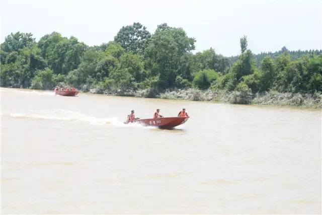 抗洪救灾的部队官兵扛沙袋,抗洪救灾担使命众志成城守家园