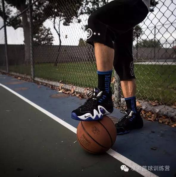 篮球是不是拿来踢的,篮球是用来打的不是用来踢