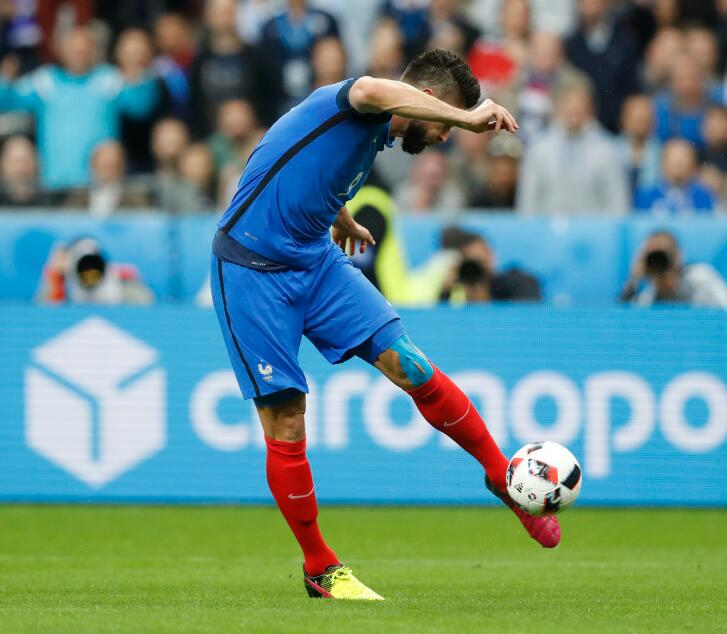 吉鲁进球后致敬亨利,吉鲁在欧冠入几个球了