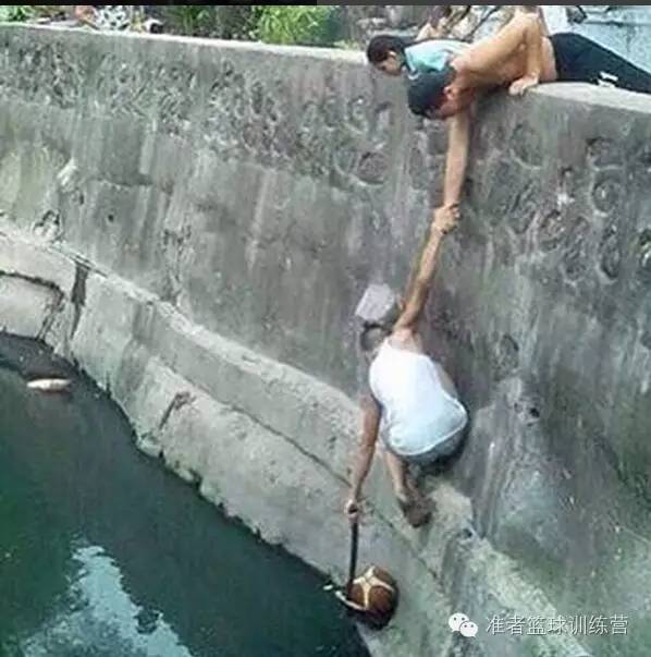 篮球是不是拿来踢的,篮球是用来打的不是用来踢