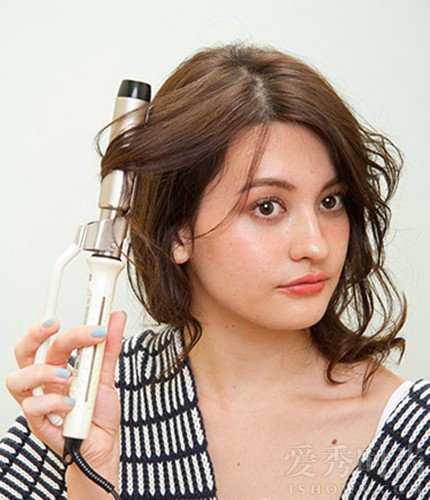 法式烫发中长发慵懒怎么扎,发量多夏季中长发发型扎法